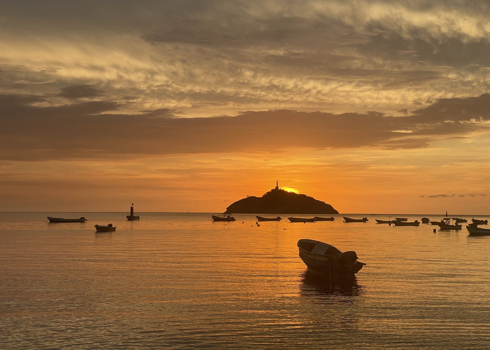 Malecón de Santa Marta con vista a la bahía y la Sierra Nevada al fondo
