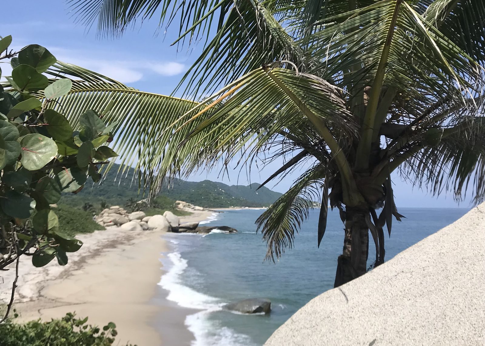 Vista panorámica de las playas del Parque Tayrona desde el mirador