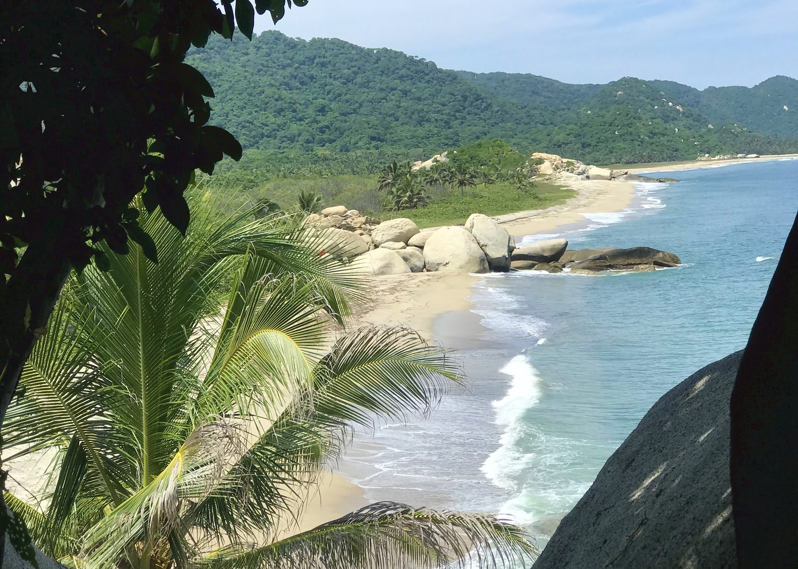 Sendero en el Parque Nacional Tayrona entre la selva y la costa Caribe